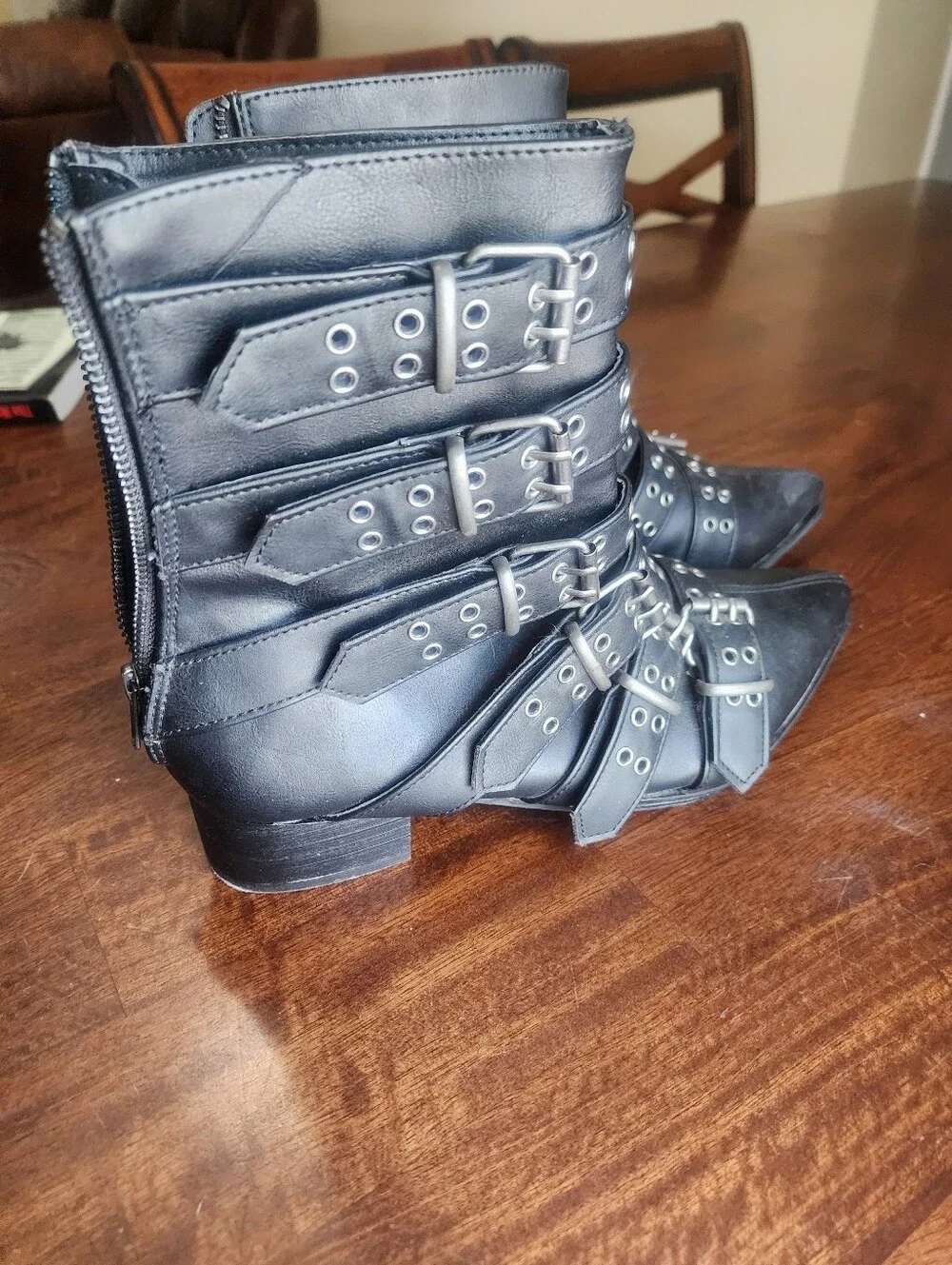 Warlock 70 mens size 8 Demonia Cut